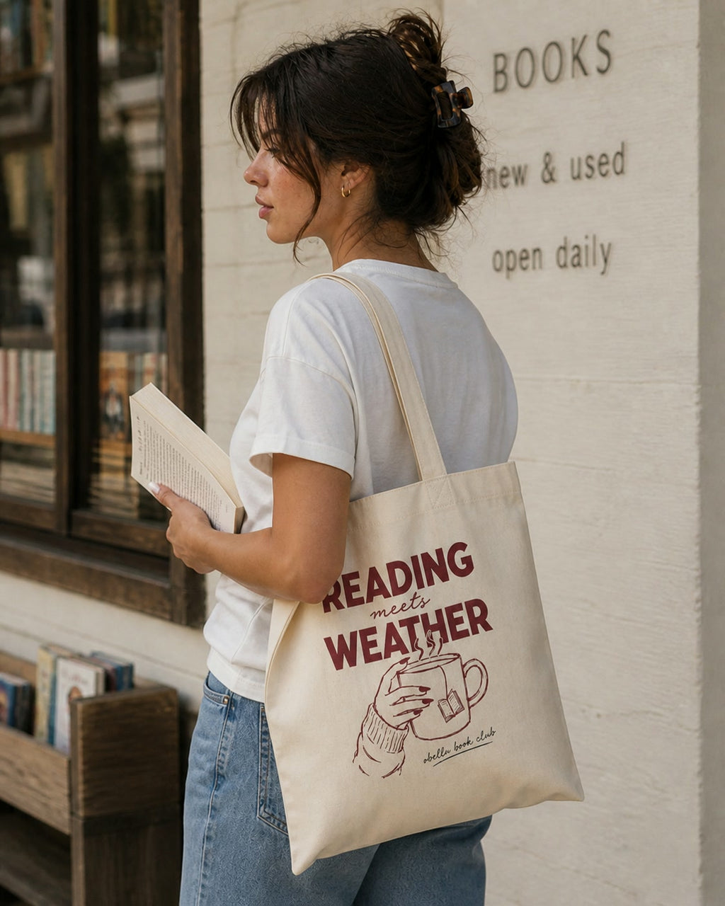 Reading Meets Weather – Tote Bag in Natural – Lifestyle-Modelbild mit korrekten Tragehenkeln