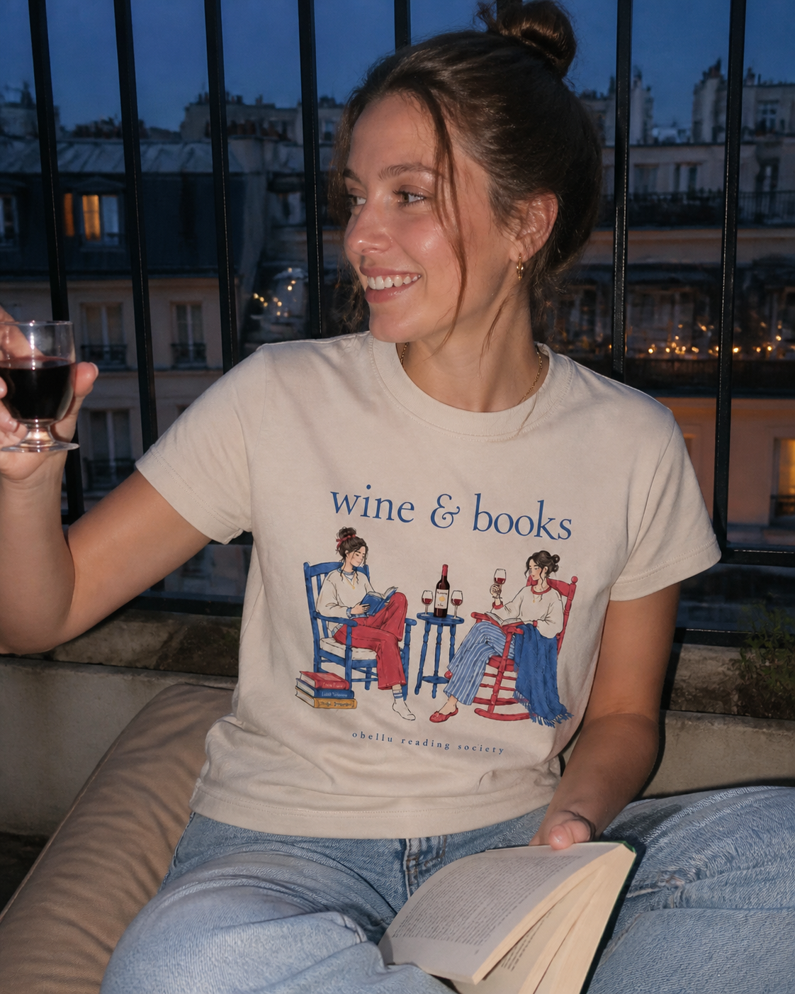 Wine & Books Classic T-Shirt – editoriales Produktvisual auf dem Balkon am Abend