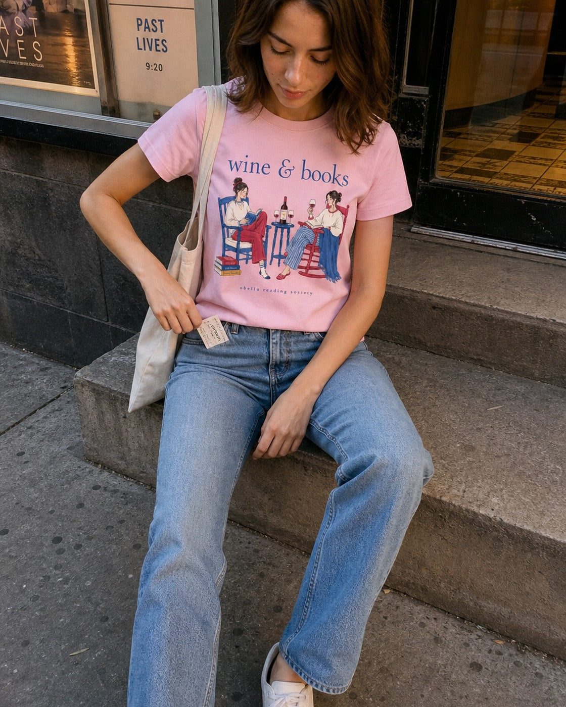 Wine & Books – Classic T-Shirt in Cotton Pink – authentisches iPhone-Lifestylebild