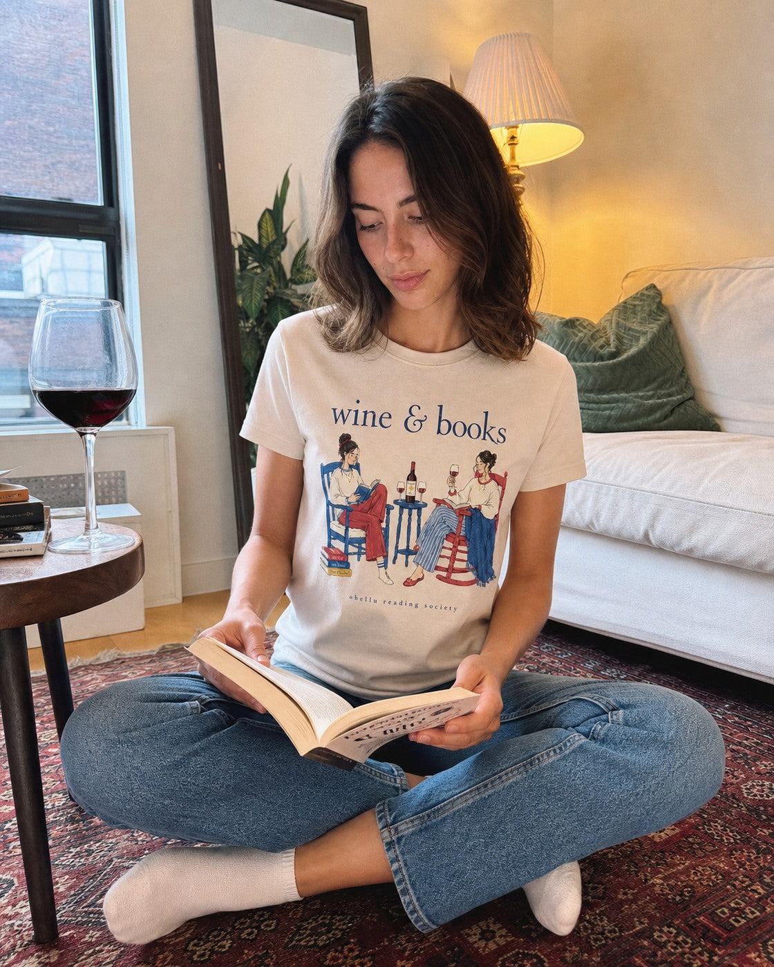 Wine & Books – Classic T-Shirt in Fraiche Peche – authentisches iPhone-Lifestylebild