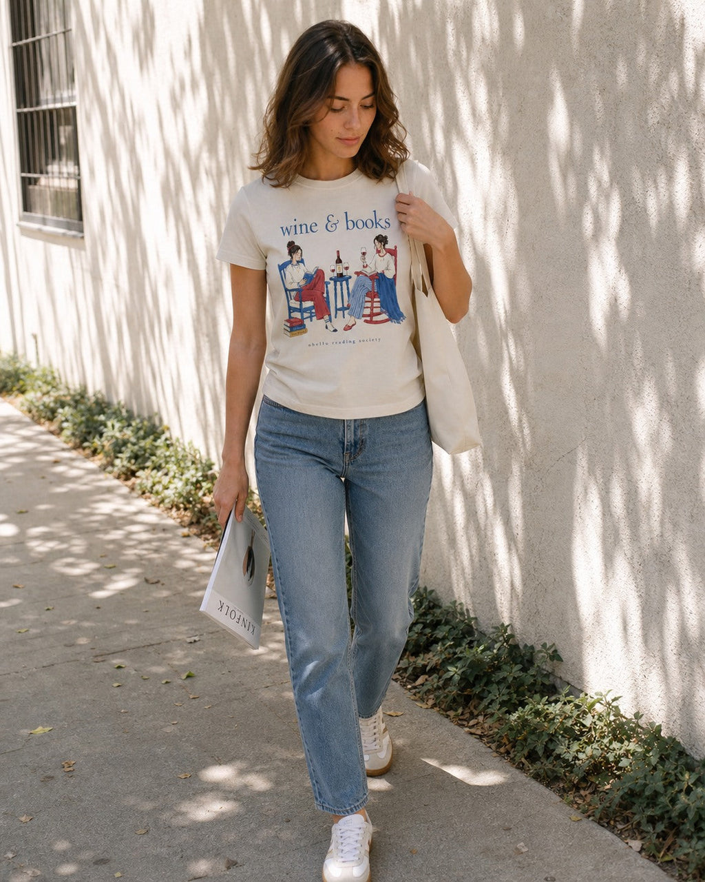 Wine & Books – Classic T-Shirt in Natural Raw – authentisches iPhone-Lifestylebild