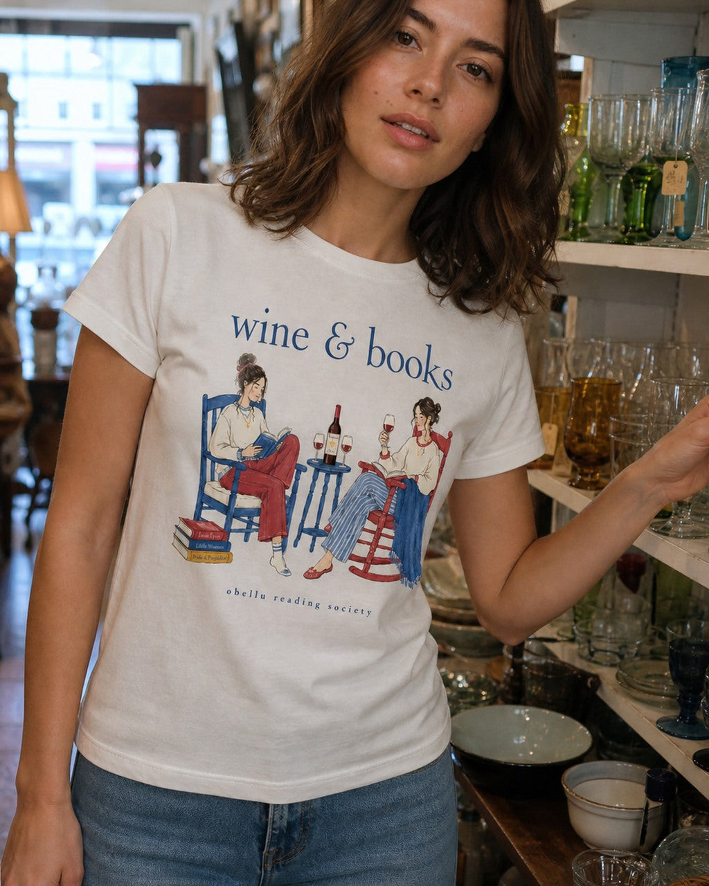 Wine & Books – Classic T-Shirt in White – authentisches iPhone-Lifestylebild