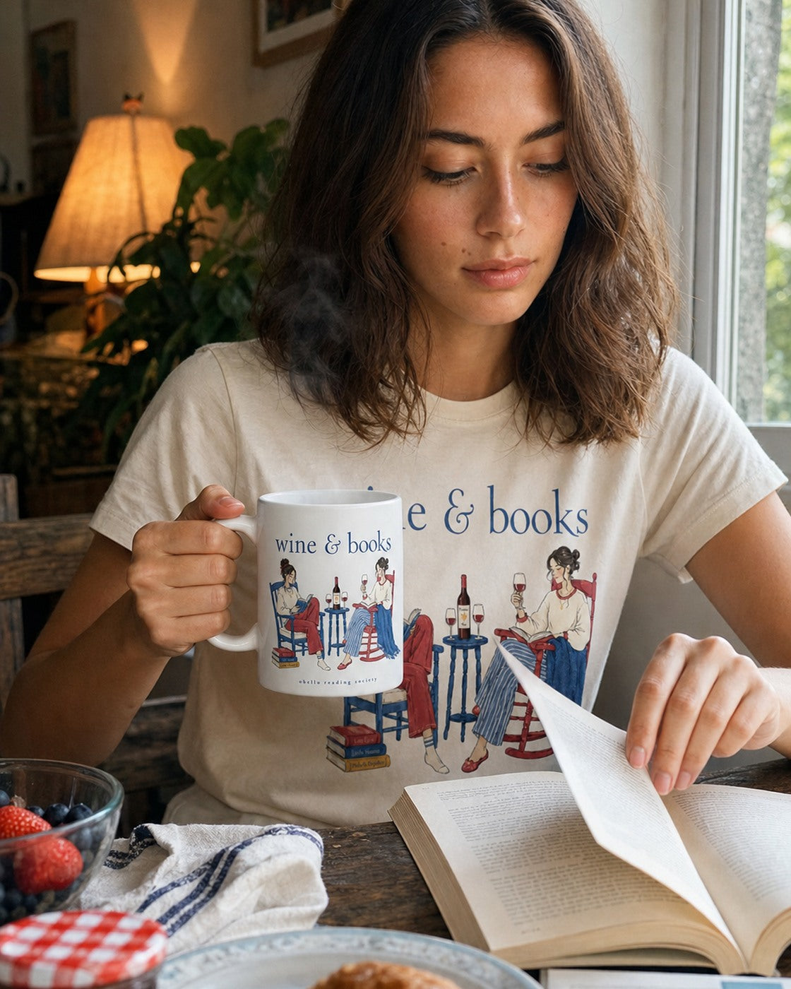 Wine & Books – Tasse in White matt – authentisches iPhone-Lifestylebild