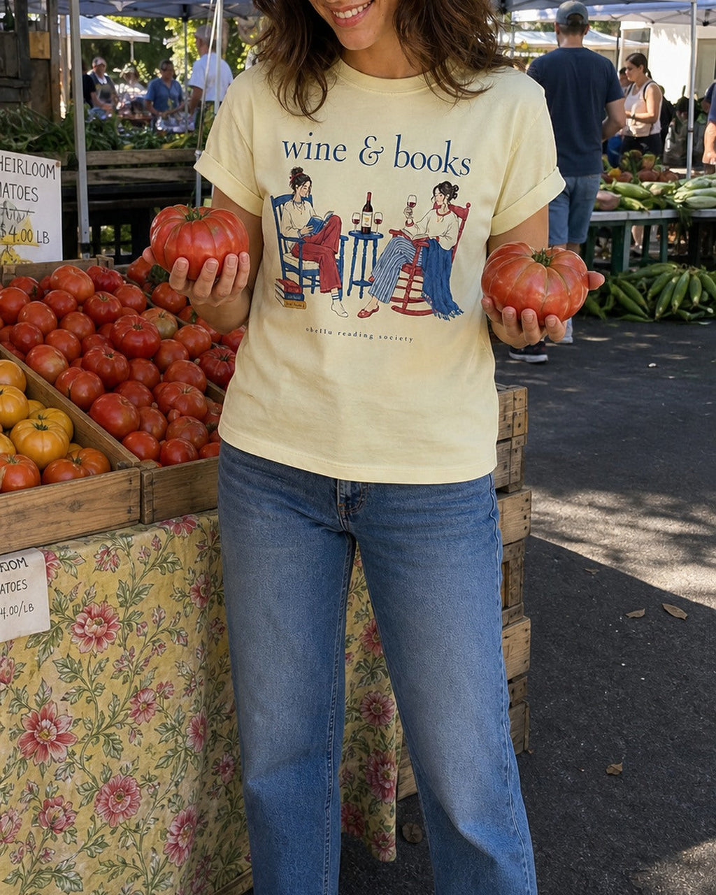 Wine & Books – Rolled Sleeve T-Shirt in Butter – authentisches iPhone-Lifestylebild