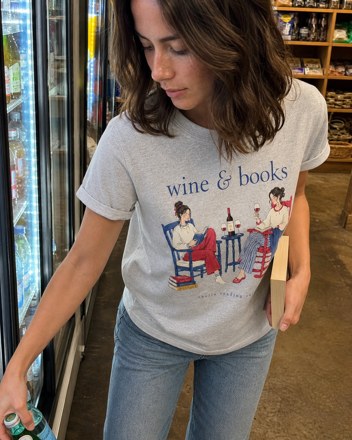 Wine & Books – Rolled Sleeve T-Shirt in Heather Grey – authentisches iPhone-Lifestylebild