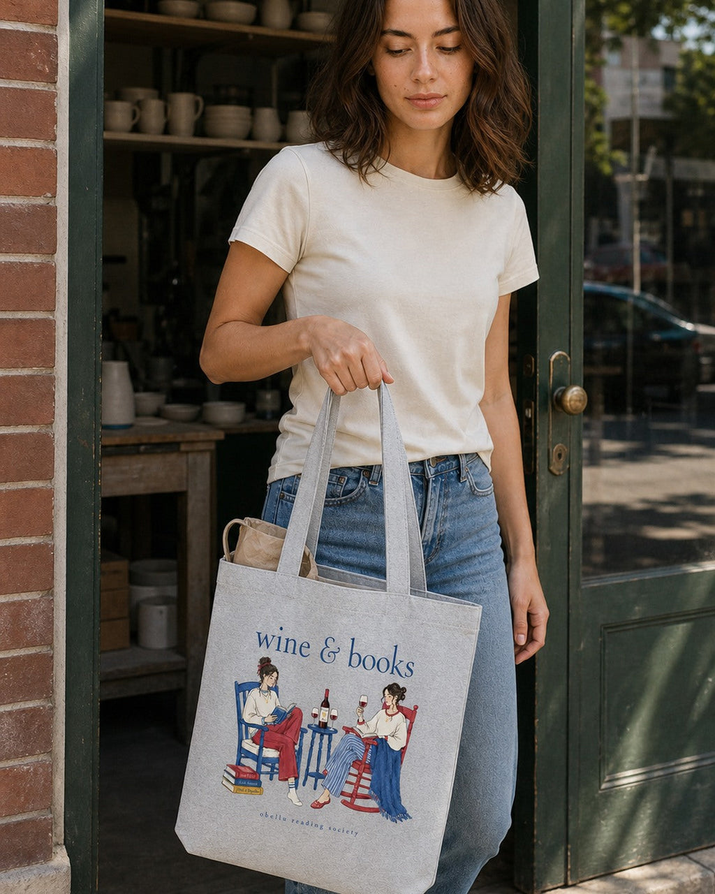 Wine & Books – Tote Bag in Heather Grey – authentisches iPhone-Lifestylebild